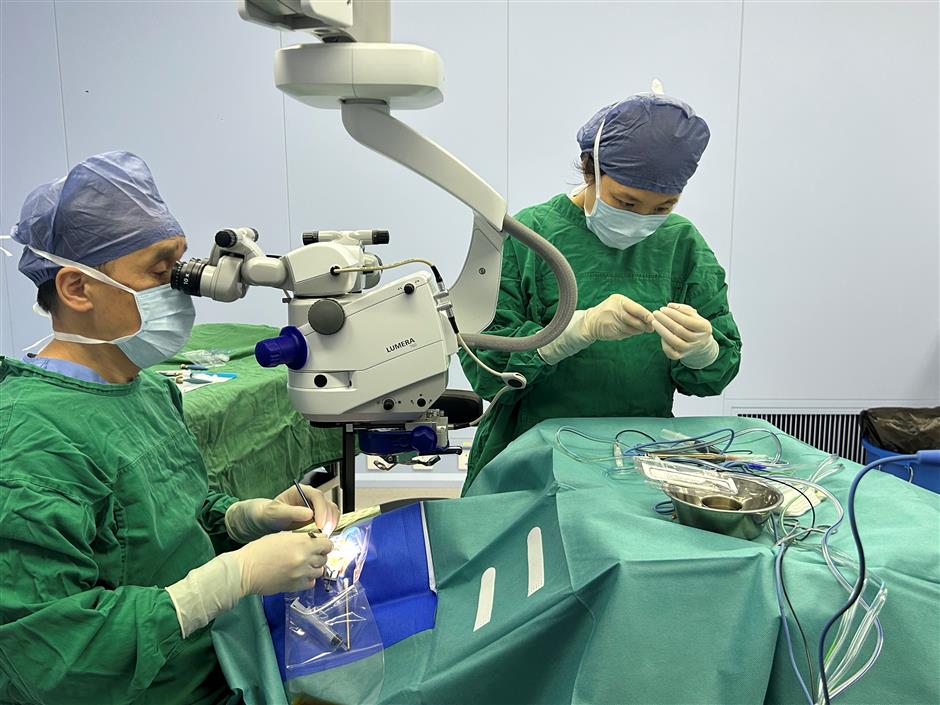 [Expats & Ailments] Russian Patient Regains Vision After Complex Surgery in Shanghai