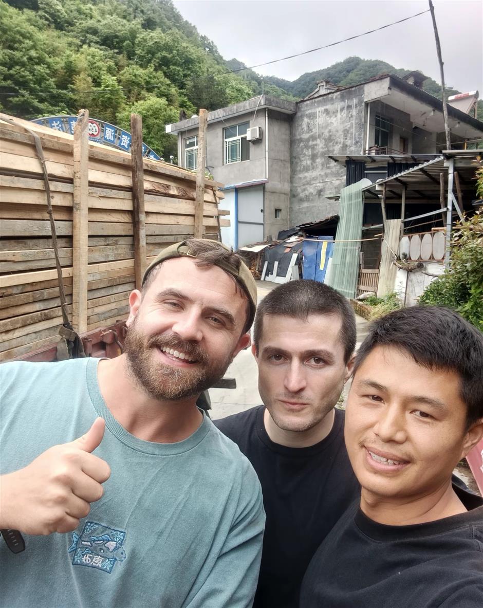 Chinese Truck Driver's Kindness Goes Viral After Picking Up 2 Foreign Influencers