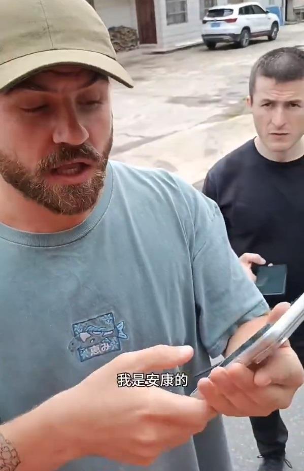 Chinese Truck Driver's Kindness Goes Viral After Picking Up 2 Foreign Influencers