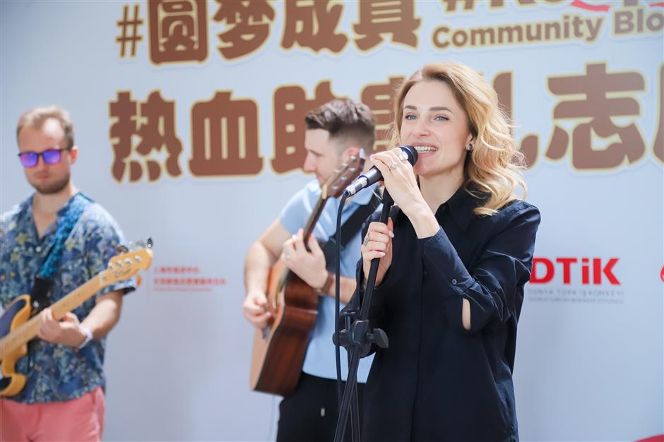 Volunteers From Home and Abroad Donate Blood to Save Sick Kids in Shanghai