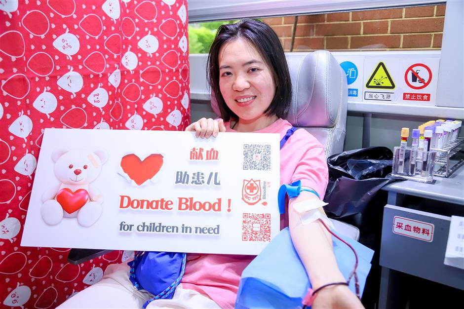 Volunteers From Home and Abroad Donate Blood to Save Sick Kids in Shanghai