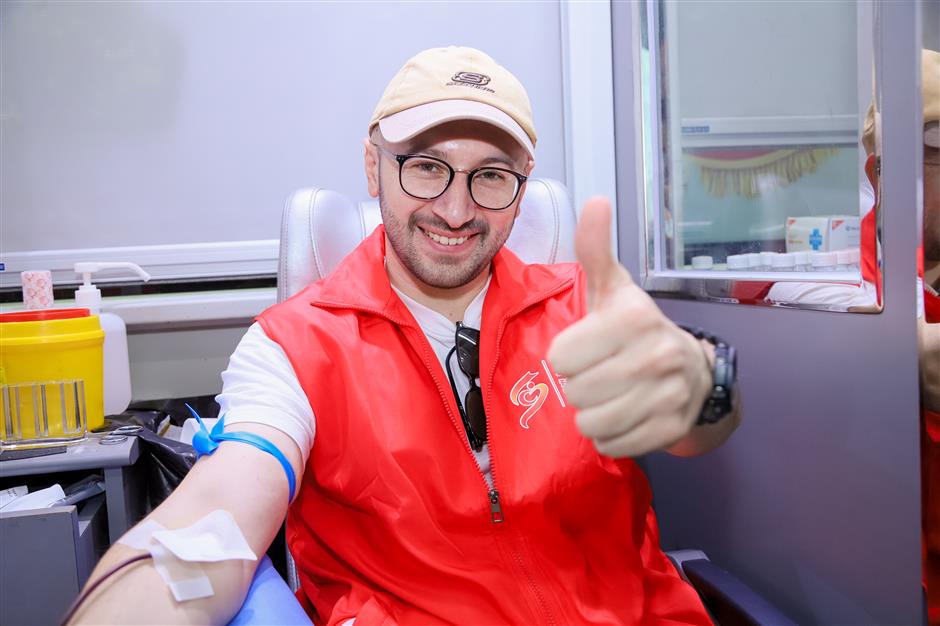Volunteers From Home and Abroad Donate Blood to Save Sick Kids in Shanghai