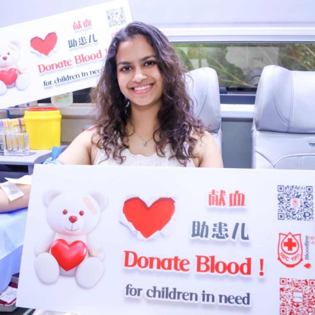 Volunteers From Home and Abroad Donate Blood to Save Sick Kids in Shanghai