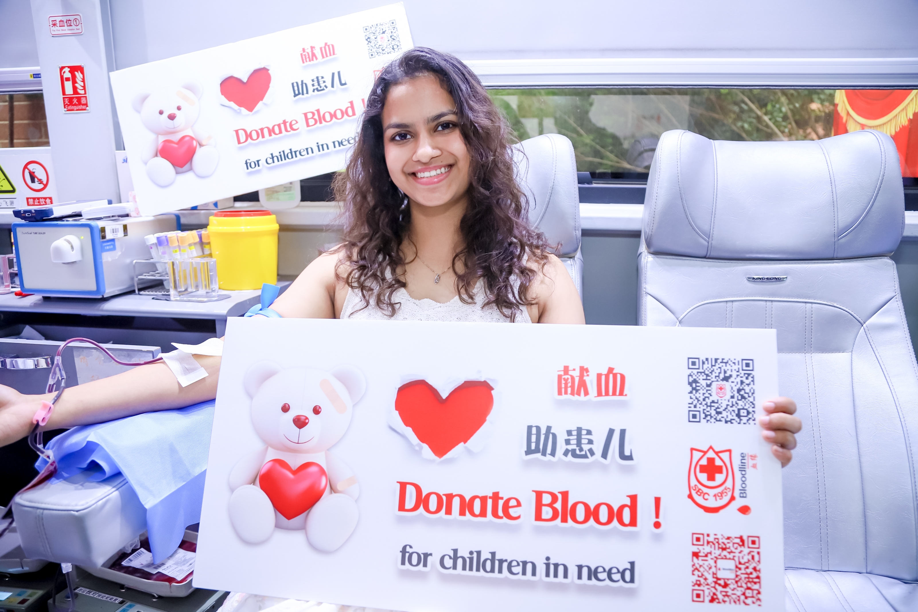 Volunteers From Home and Abroad Donate Blood to Save Sick Kids in Shanghai