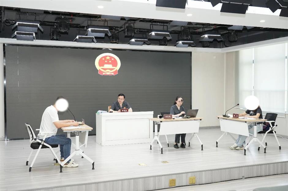 Mom Ordered to Pay Back 220,000 Yuan After Draining Young Son's Red Envelope Savings Ahead of Divorce
