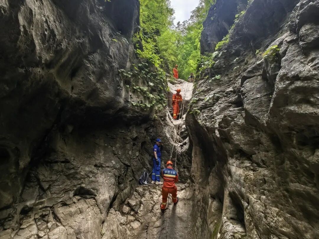 Family of 4 Rescued After 4 Nights Stranded on Beijing Mountain