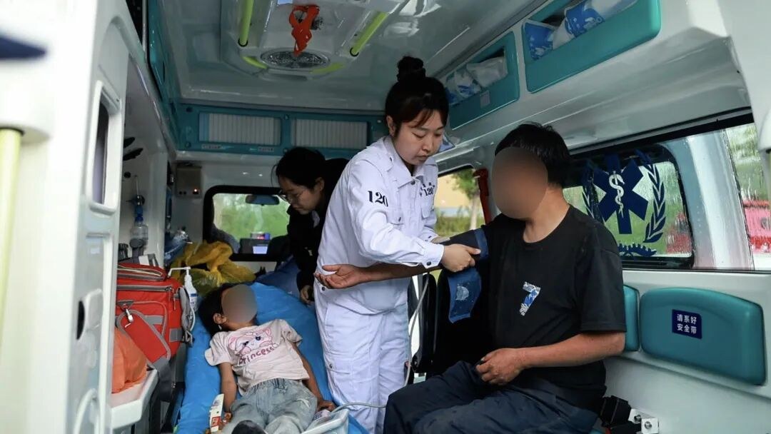 Family of 4 Rescued After 4 Nights Stranded on Beijing Mountain