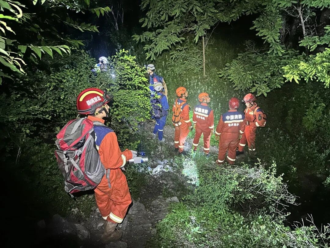 Family of 4 Rescued After 4 Nights Stranded on Beijing Mountain