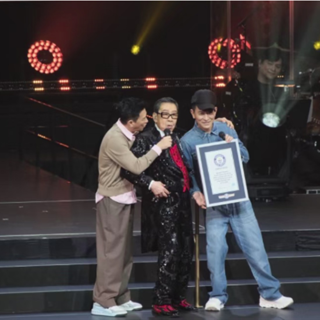 94-Year-Old Bowie Wu Becomes Oldest Chinese Artist to Stage Concert