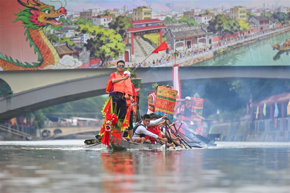 From Dragon Boats to Dragons: Navigating the Translation of Chinese Cultural Icons
