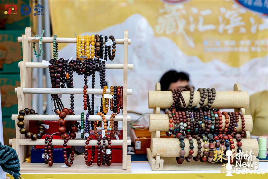 Tibetan Specialty Goods Go On Sale Along Xuhui Waterfront
