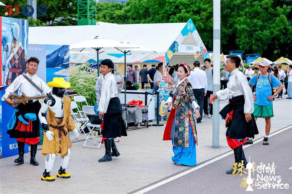 Tibetan Specialty Goods Go On Sale Along Xuhui Waterfront