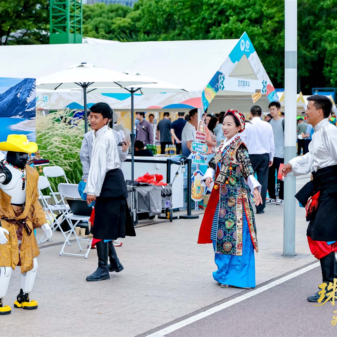 Tibetan Specialty Goods Go On Sale Along Xuhui Waterfront