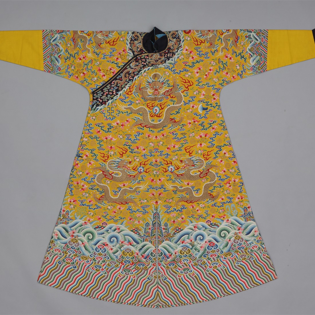 Rare Qing Dynasty Imperial Costumes to Go On Display in Shanghai