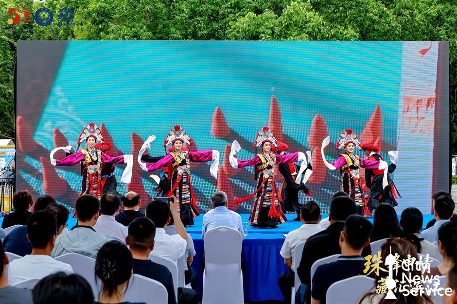 Tibetan Specialty Goods Go On Sale Along Xuhui Waterfront