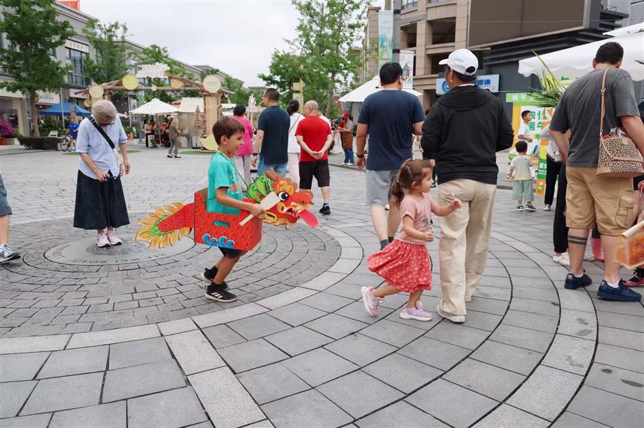 [See & Be Seen] Dragon Boat Festival Activity Brings Qingpu CNS Community Together