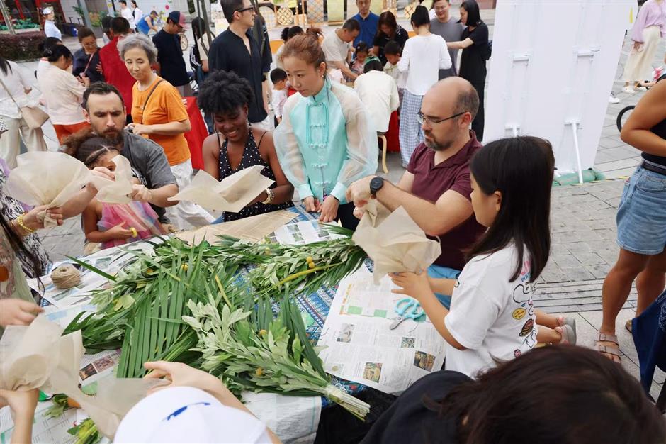 [See & Be Seen] Dragon Boat Festival Activity Brings Qingpu CNS Community Together