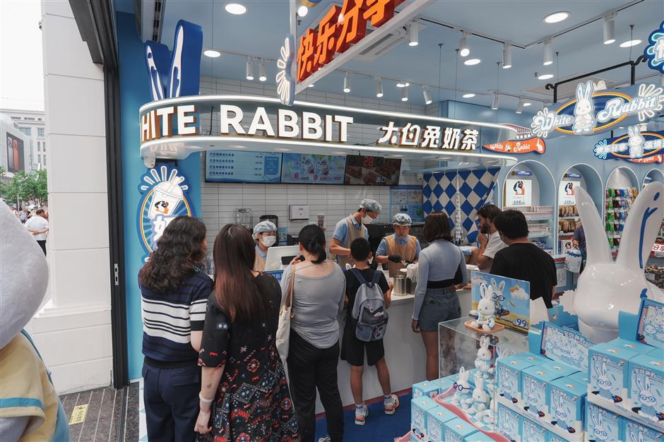 [Try This] White Rabbit Milk Tea Shop Draws Global Visitors to Nanjing Rd