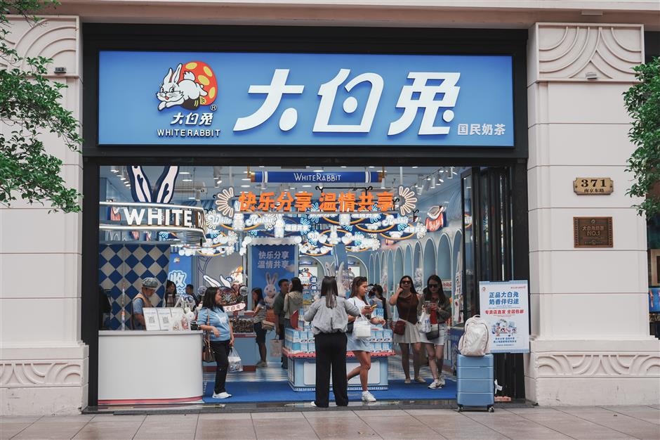 [Try This] White Rabbit Milk Tea Shop Draws Global Visitors to Nanjing Rd
