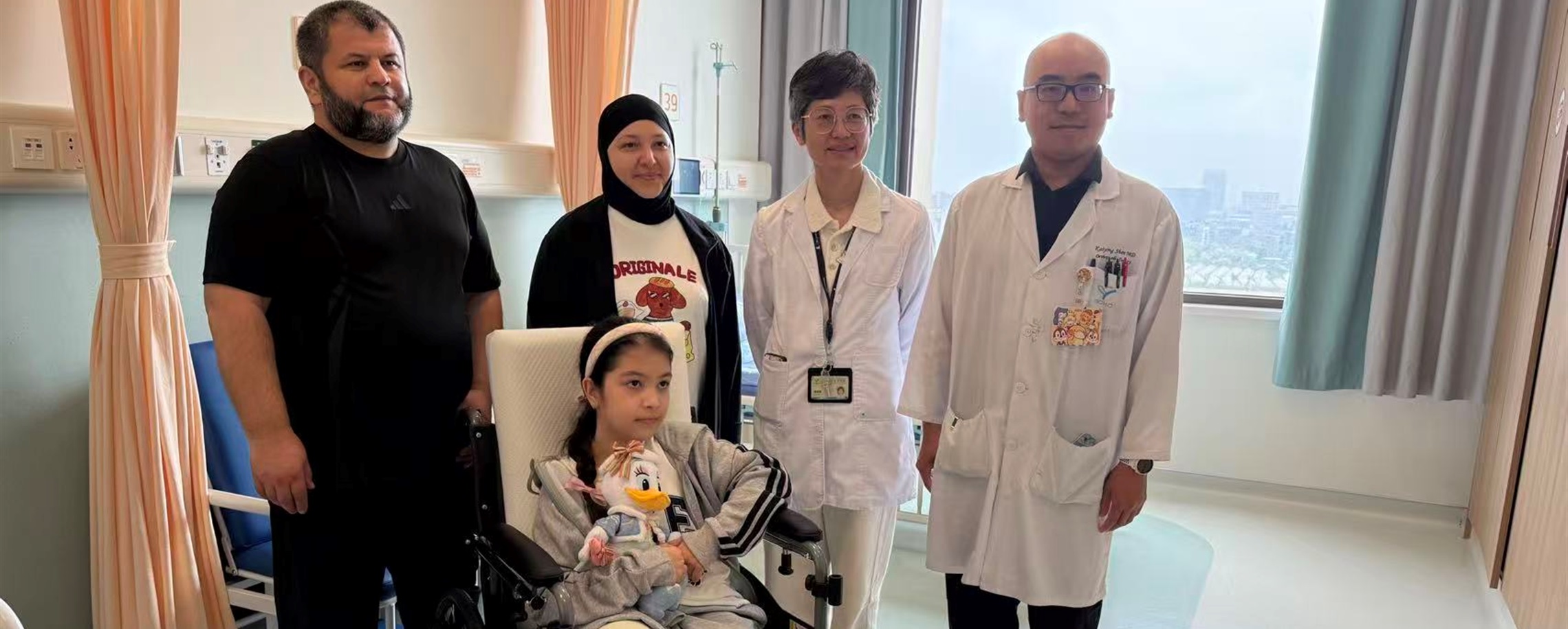 [Expats & Ailments] Kazakh Girl Receives Surgery for Bone Disease in Shanghai