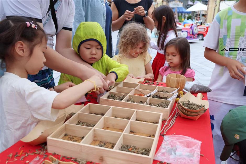 [See & Be Seen] Dragon Boat Festival Activity Brings Qingpu CNS Community Together