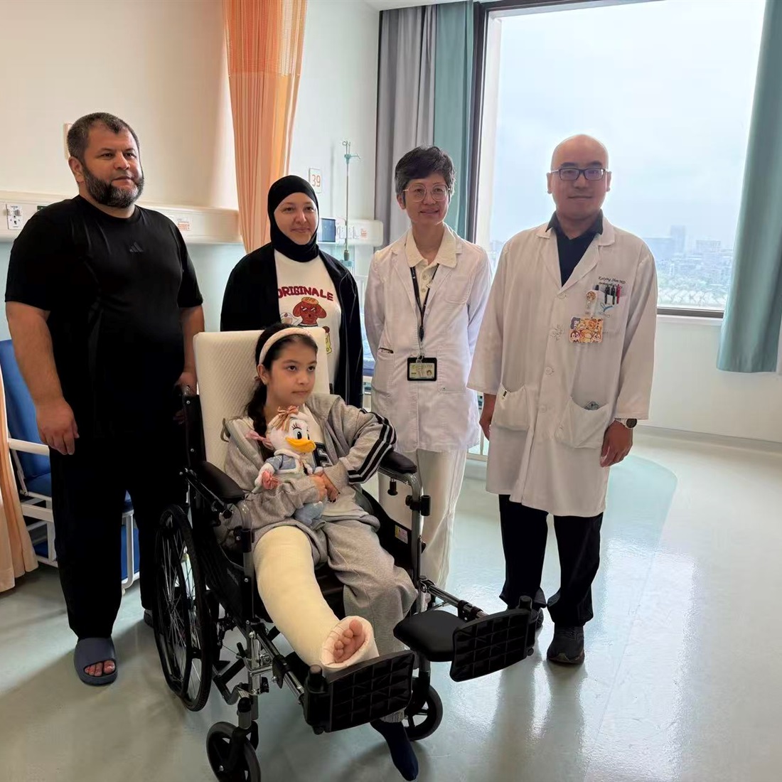 [Expats & Ailments] Kazakh Girl Receives Surgery for Bone Disease in Shanghai