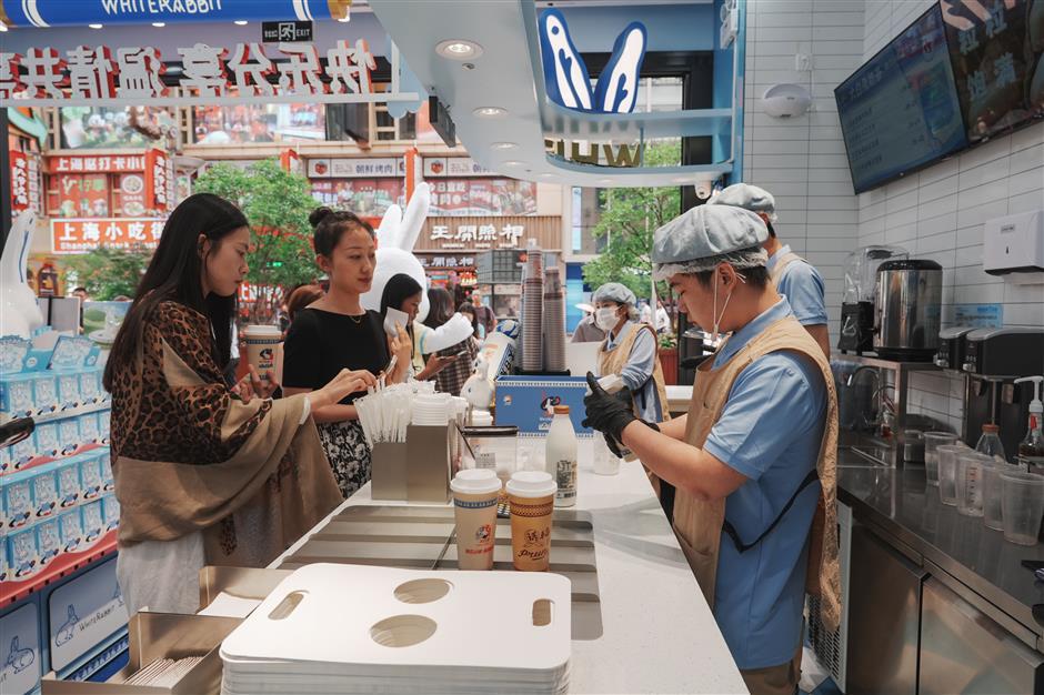 [Try This] White Rabbit Milk Tea Shop Draws Global Visitors to Nanjing Rd
