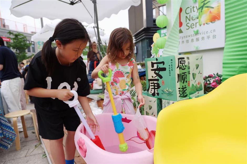 [See & Be Seen] Dragon Boat Festival Activity Brings Qingpu CNS Community Together