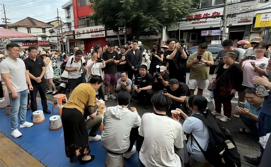 Xiaomi CEO's Al Fresco Breakfast Tastes Foul on Teenager's Cynical Quip