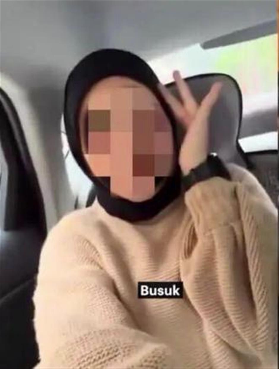 Malaysian Police Probe Officer Over Viral Video Mocking Chinese During Trip
