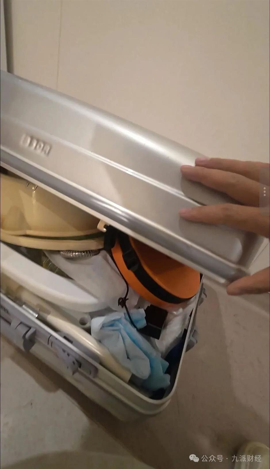 Young Workers Turn Mobile Hair Washing into Hospital-Ward Service in China