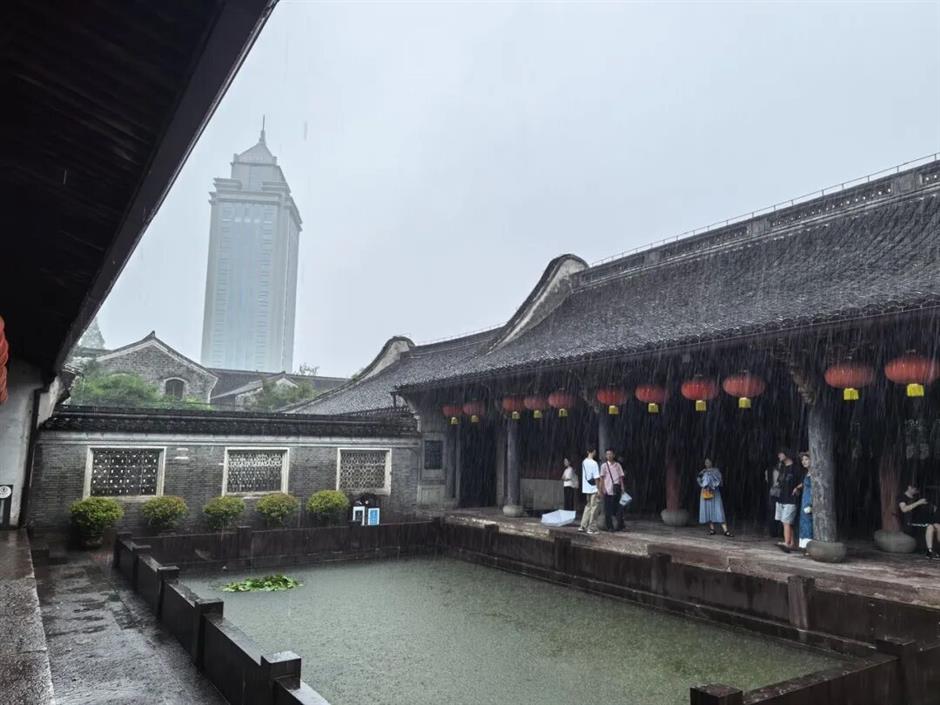 Security Guard Wins Praise for Keeping Gate Open to Shelter Tourists From Rain