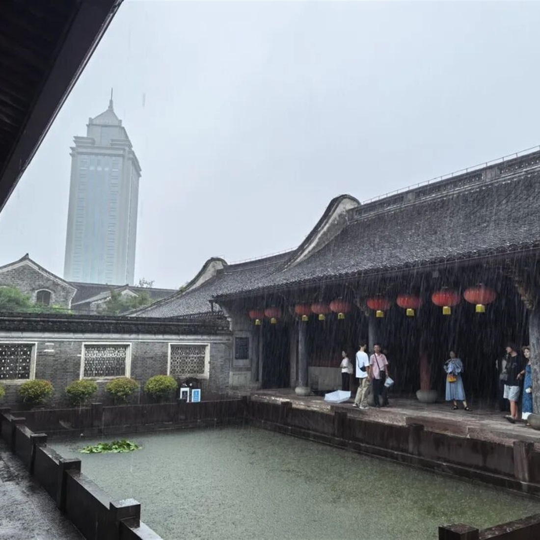 Security Guard Wins Praise for Keeping Gate Open to Shelter Tourists From Rain