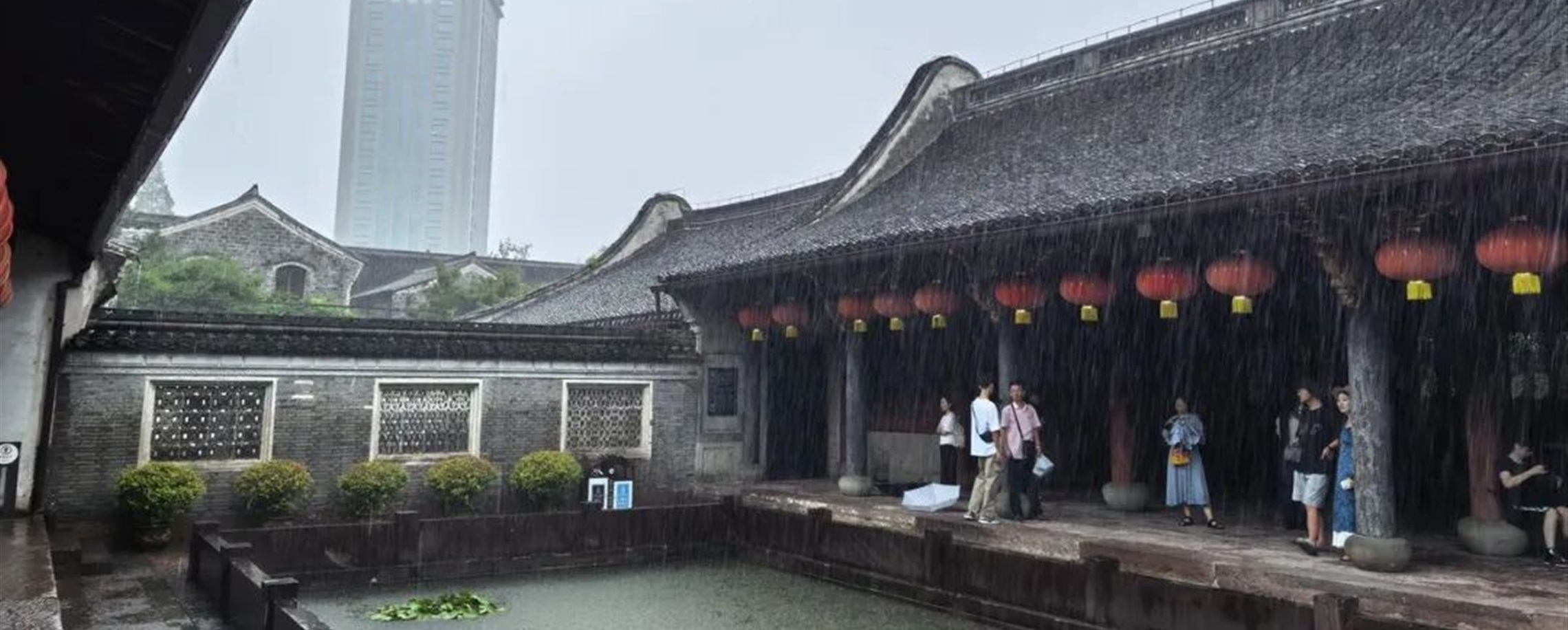 Security Guard Wins Praise for Keeping Gate Open to Shelter Tourists From Rain