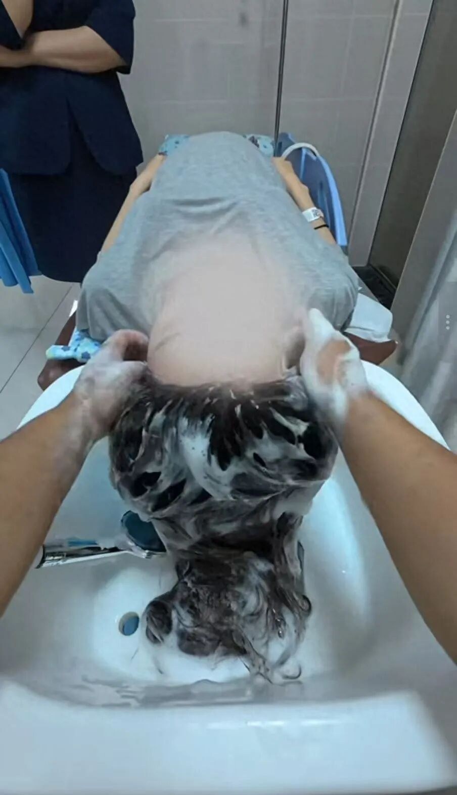 Young Workers Turn Mobile Hair Washing into Hospital-Ward Service in China