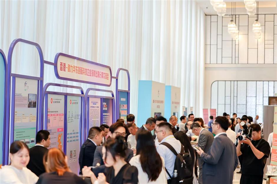 'Twin Stars' of Finance: Hong Kong, Shanghai Celebrate Closer Union
