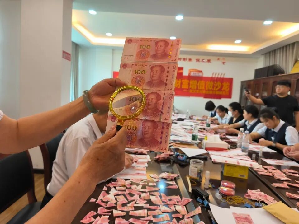 20 Days, 10,000 Fragments: Wuhan Bank Staff Piece Together Damaged Banknotes For Elderly Man
