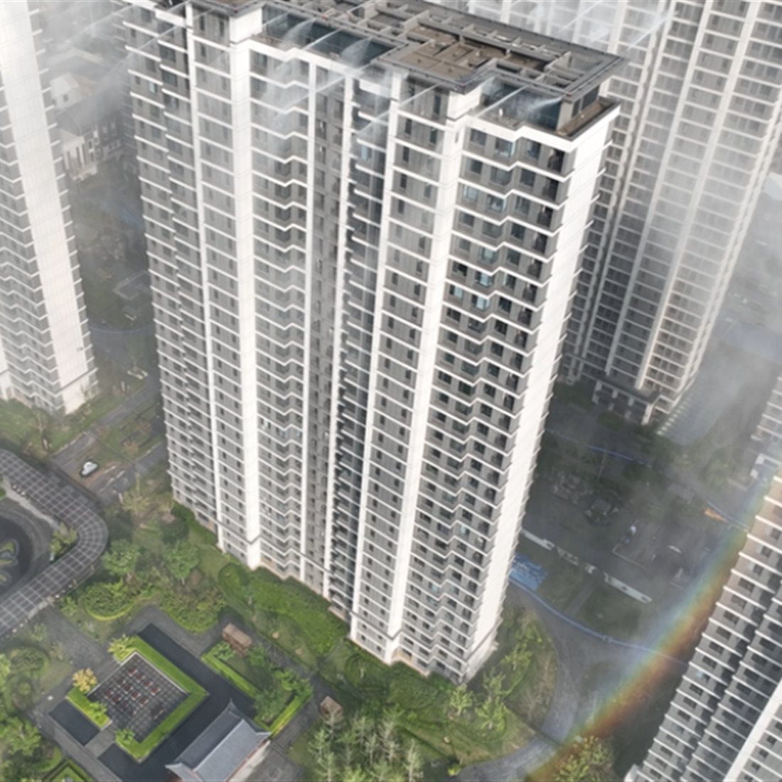 Chinese Community's 'Roof Rain' Cooling System Goes Viral Worldwide