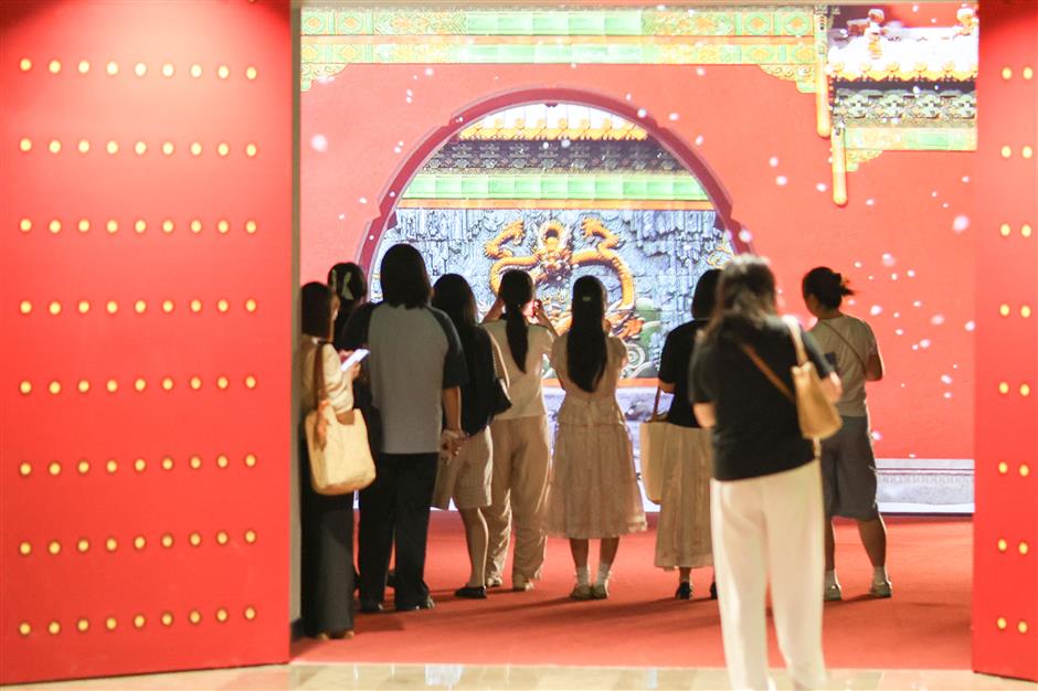 'Imperial Colors' Showcases Ancient China's Royal High Fashion