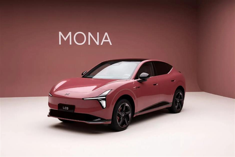 Battle Lines Drawn as China Carmakers Challenge Tesla in Self-Driving