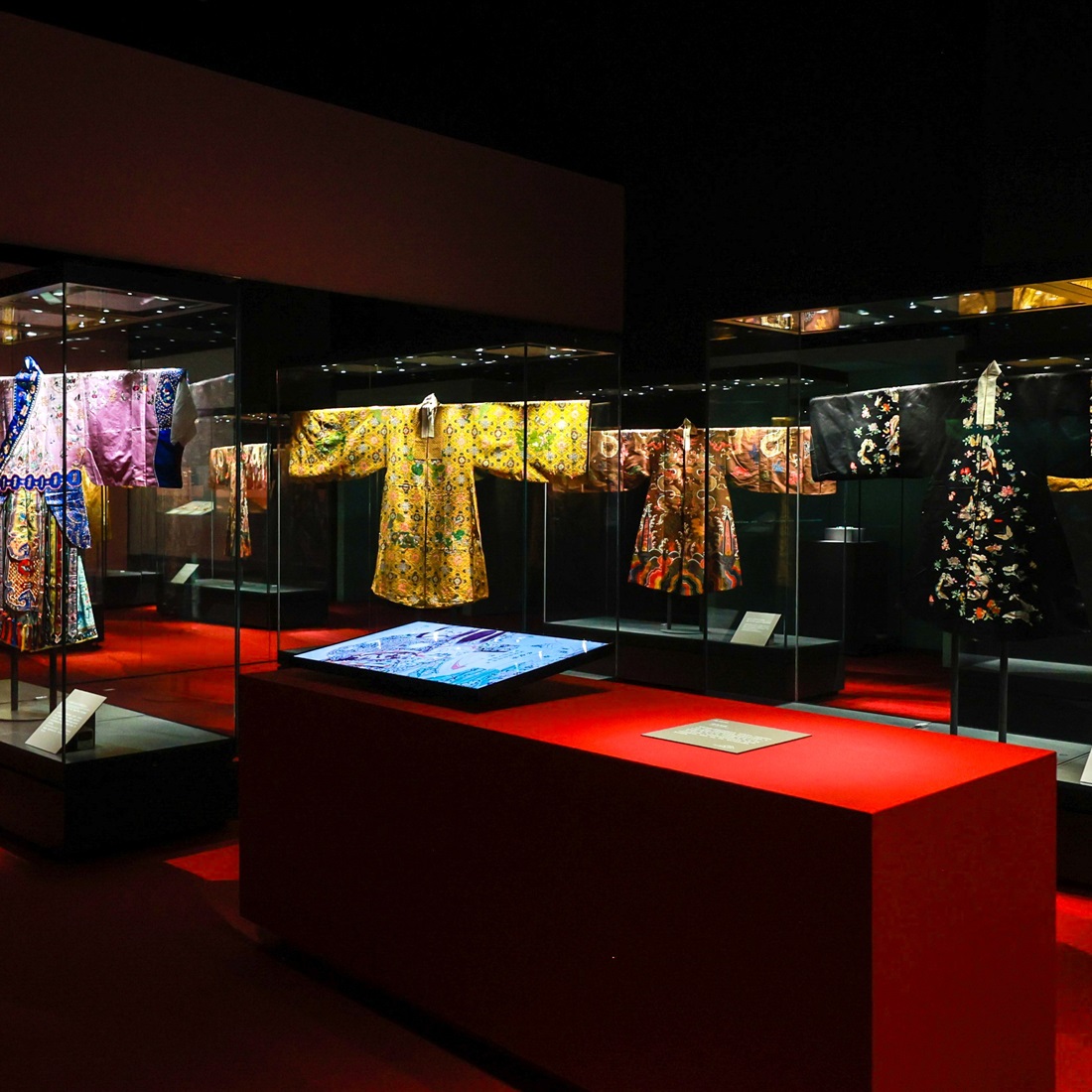 'Imperial Colors' Showcases Ancient China's Royal High Fashion