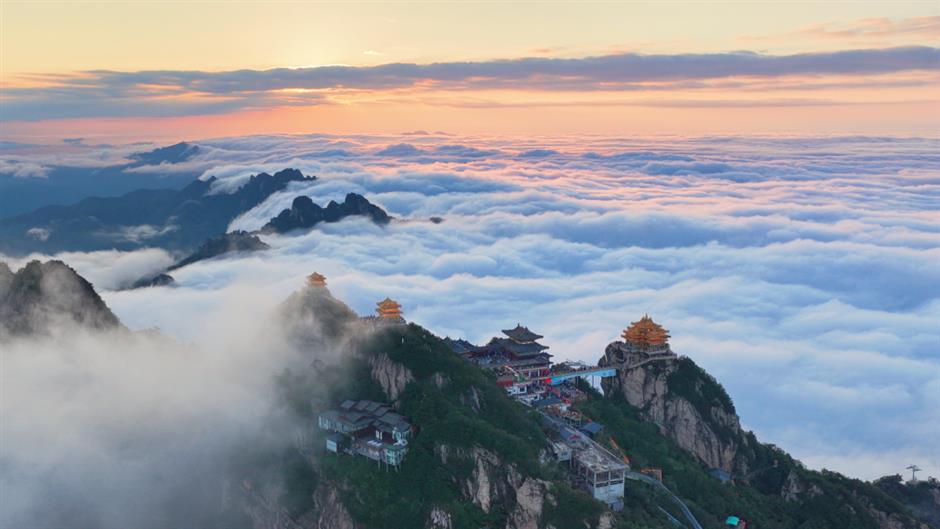 Chinese Mountain Resort Offers US$8,200 Monthly Pay to 'Cloud Sea Watcher'