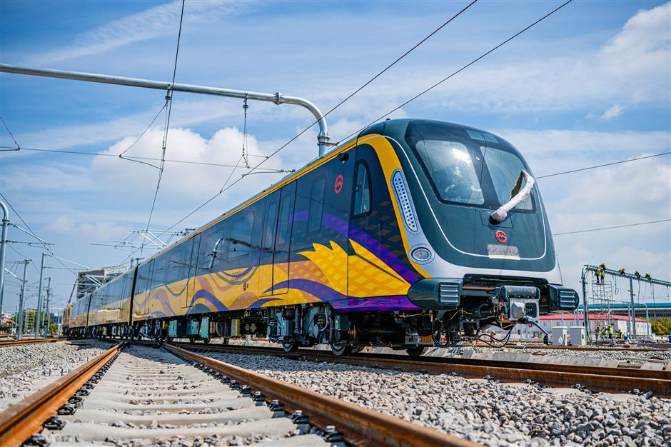 Metro Line 22 Welcomes its First Purple-and-Gold Carriages
