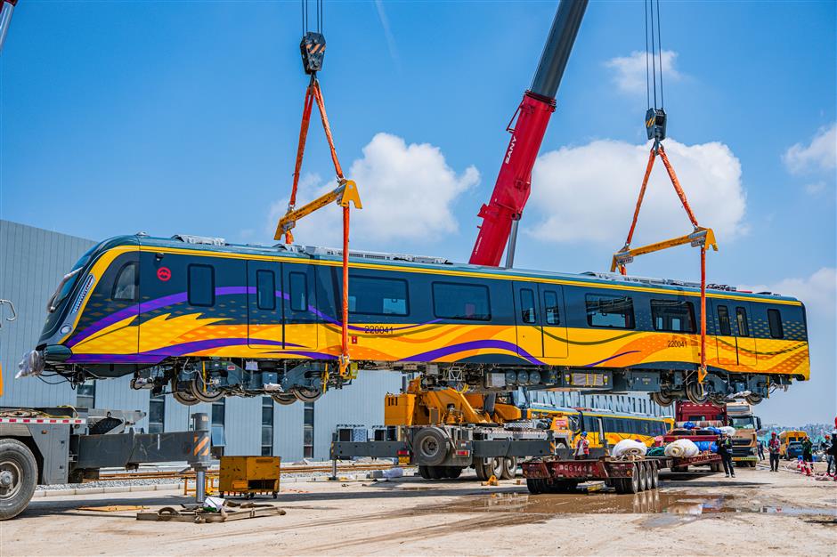 Metro Line 22 Welcomes its First Purple-and-Gold Carriages