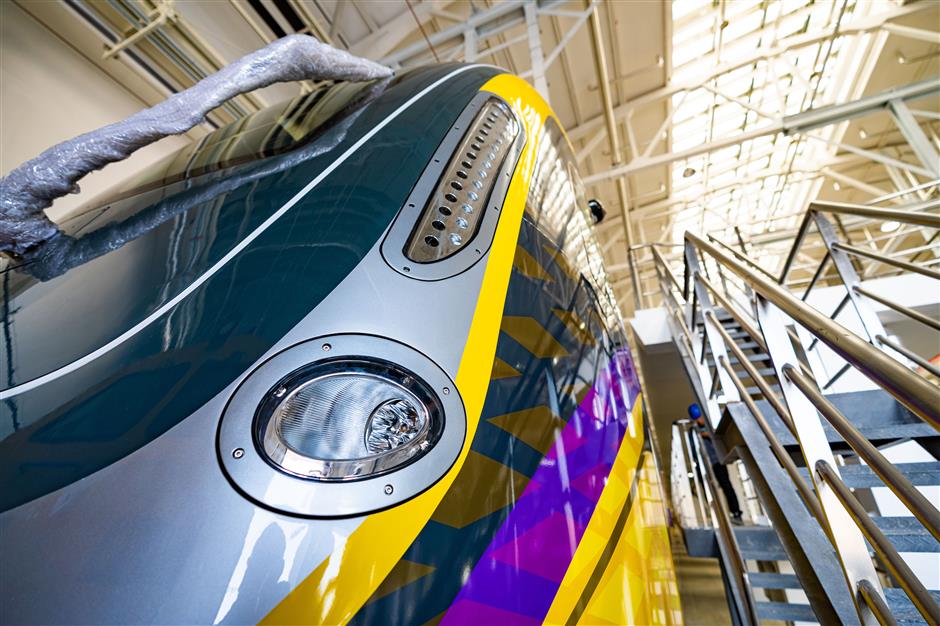 Metro Line 22 Welcomes its First Purple-and-Gold Carriages