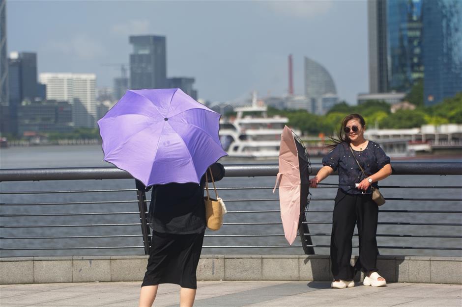 [Quick News] Typhoon Bavi Gathers Strength, Bringing More Wind and Rain to City