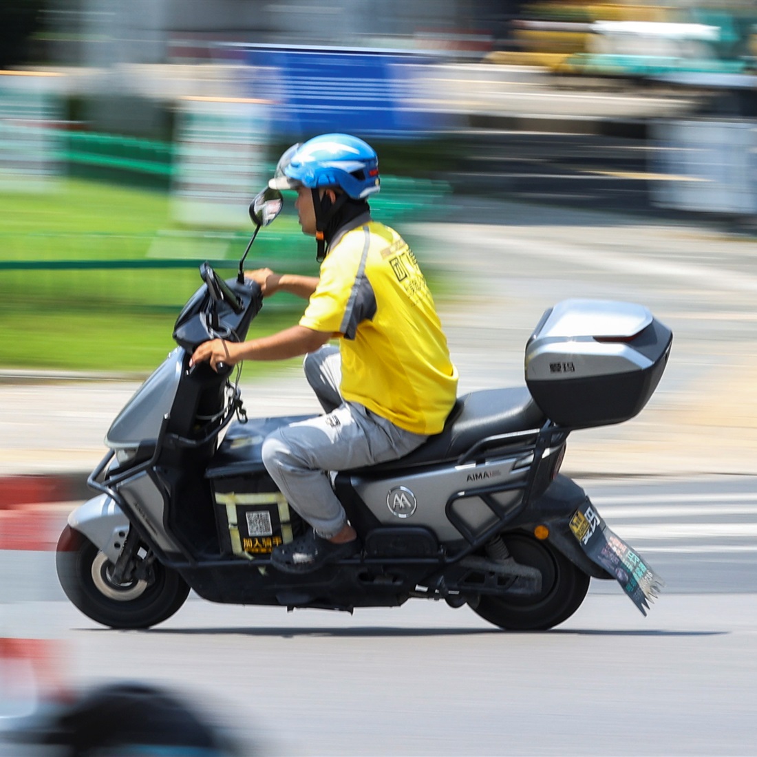 Suzhou Stops Delivery Timers at Red Lights in First-of-Its-Kind Safety Trial