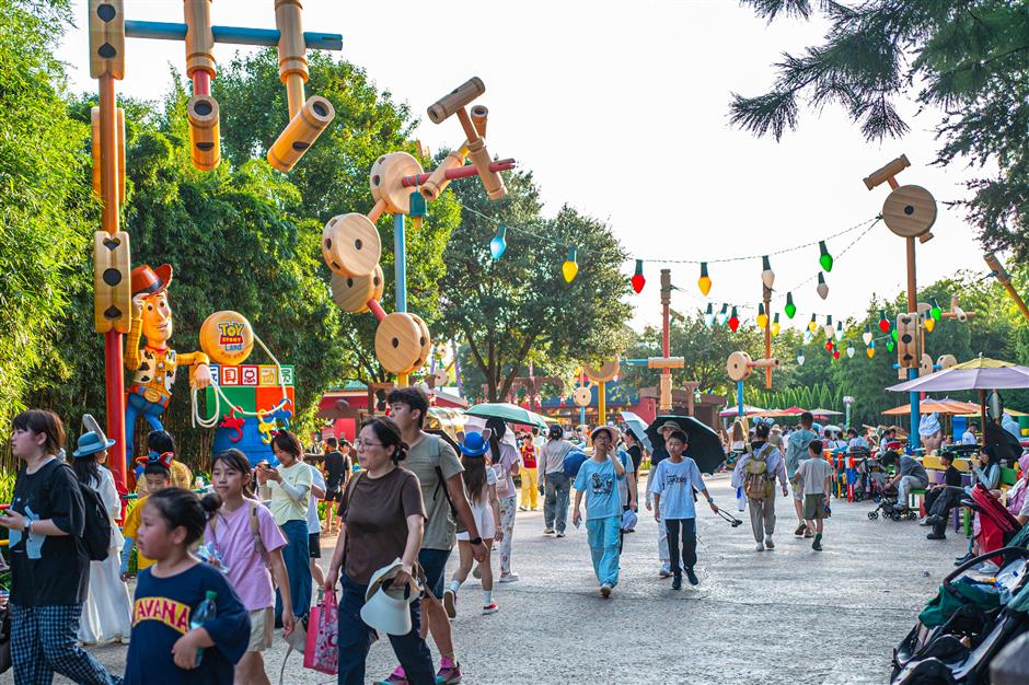 Shanghai Enters Peak Summer Under Dashu Heat