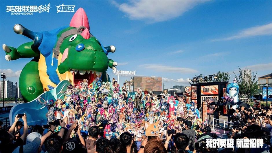 巨型金克丝破界登陆上海西岸,陈都灵、常华森亮相lolm四周年庆典