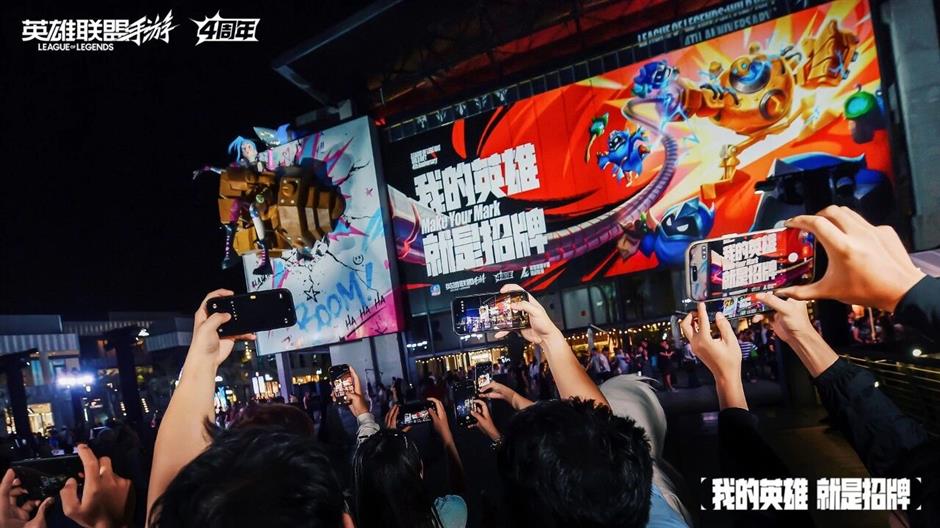 巨型金克丝破界登陆上海西岸,陈都灵、常华森亮相lolm四周年庆典